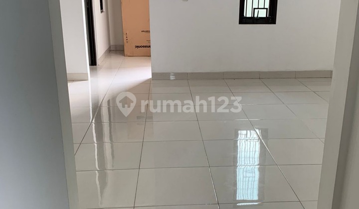 For quick sale in NUSA LOKA BSD City, near the modern market. 2