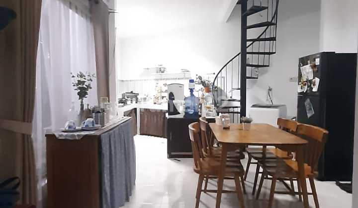 Minimalist House in Kencana Loka 2