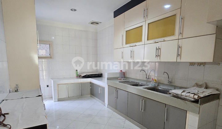 House in PHG Gading Serpong is just a 2-minute walk to the golf course. 2