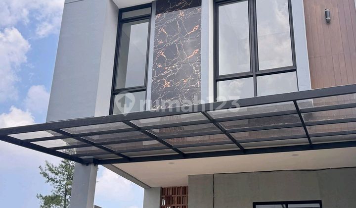 For Sale: Luxury 2-Story Villa with Private Balcony Offering Views of Bandung City For Sale: Luxury 2-Story Villa with Private Balcony Offering Views of Bandung City