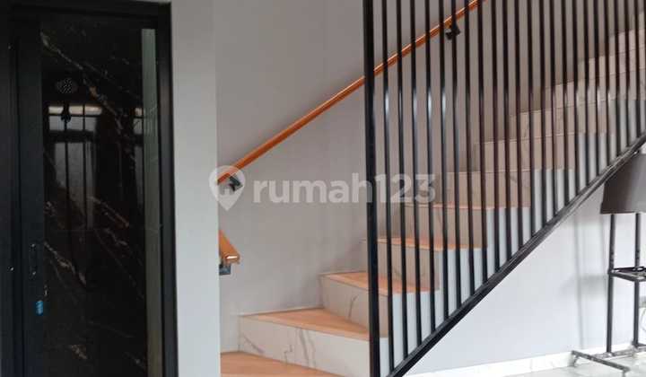 Rumah Mewah 2 Lantai Fasilitas Lengkap Dekat Gedung Sate