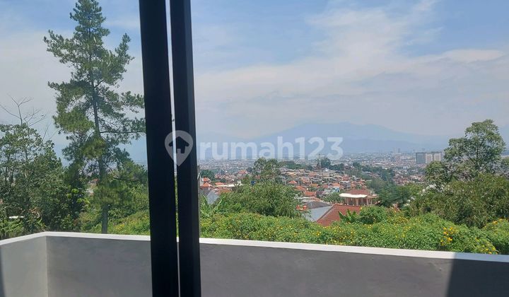 Rumah Lokasi Emas, Akses Gampang Ke Pusat Kota, Dan Desain Modern Kekinian Cocok Banget Buat Yang Cari Kenyamanan