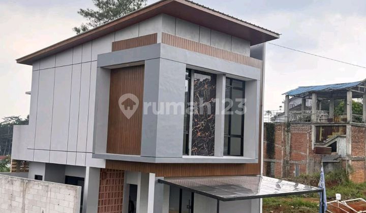 Luxurious Bandung Villa Complete Facilities with Private Balcony Luxurious Bandung Villa Complete Facilities with Private Balcony