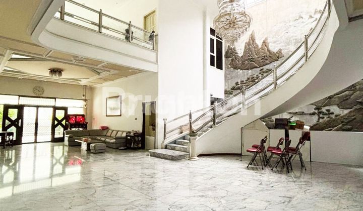 RUMAH LUAS MEWAH DI RAYA DHARMA HUSADA INDAH BAGIAN TIMUR SURABAYA RUMAH LUAS MEWAH DI RAYA DHARMA HUSADA INDAH BAGIAN TIMUR SURABAYA