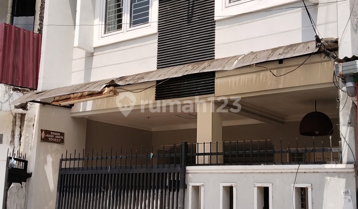3-story House, Suitable for Boarding, in Jelambar Near Kavling Polri, Grogol, West Jakarta. 3-story House, Suitable for Boarding, in Jelambar Near Kavling Polri, Grogol, West Jakarta.