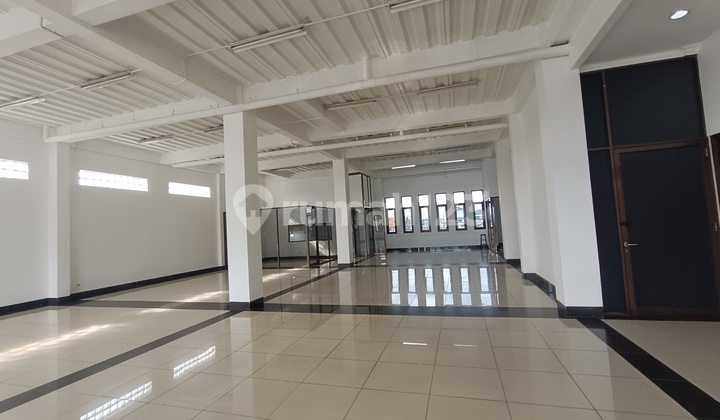 Rare Find! 3-Story Building on Main Road Soerkarno Hatta, Just 10-15 Minutes to Toll Road