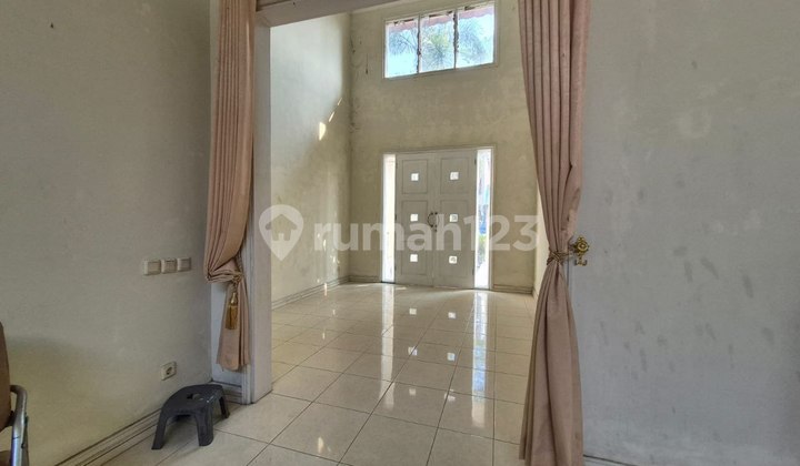 Spacious Ready-to-Live Home, Well-Maintained, City Center, Sulfat, Malang 2