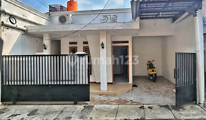 READY-TO-OCCUPY HOUSE, 2 CAR ACCESS, CERTIFICATE, STRATEGIC LOCATION SOUTH JAKARTA