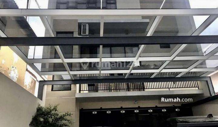 Rumah Minimalist 3 Lantai, Akses Mudah Jalan 1 Mobil 2