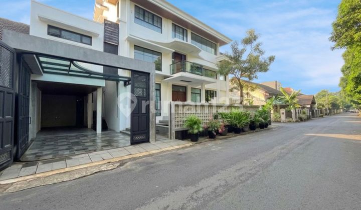 Luxurious Modern House Dalam Komplek Premium Tebet ( Depan Taman )