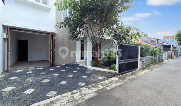 Tebet Timur - Rumah Mewah 2 Lantai Plus Rooftop