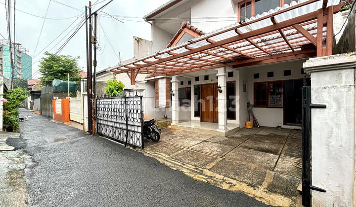 TEBET BARAT, RUMAH SIAP HUNI DEKAT AREA BISNIS 