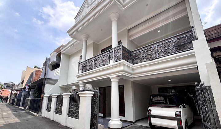 RUMAH MEWAH DI TEBET BARAT, AKSES MUDAH DEKAT TAMAN