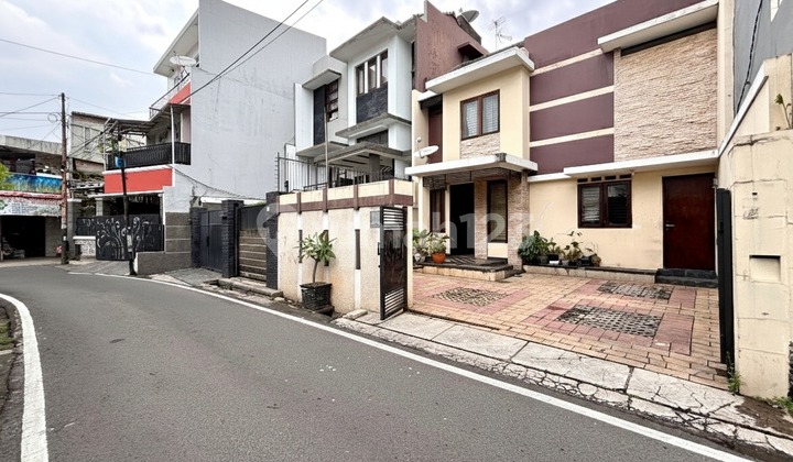 AKSES 2 MOBIL TEBET - RUMAH SIAP HUNI SELANGKAH KE SUPOMO