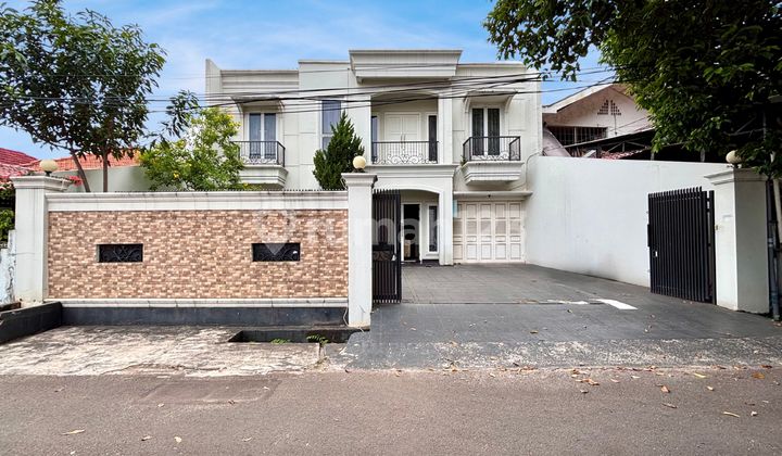 3 CAR ACCESS - LUXURY HOUSE IN EAST TEBET (SEMI-FURNISHED)