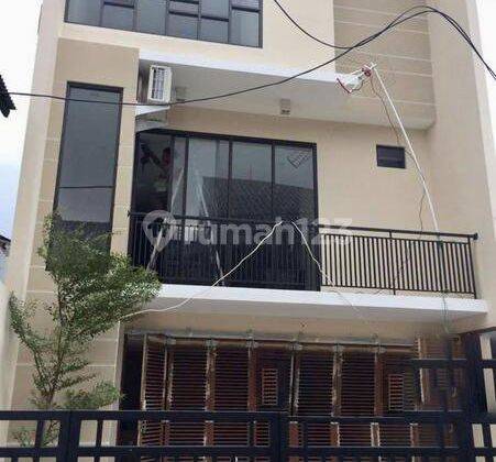 Rumah Minimalist 3 Lantai, Akses Mudah Jalan 1 Mobil 1