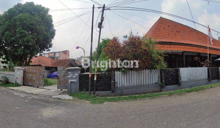 Rumah 2 lantai dgn halaman luas, cocok untuk rumah tinggal dan usaha 2