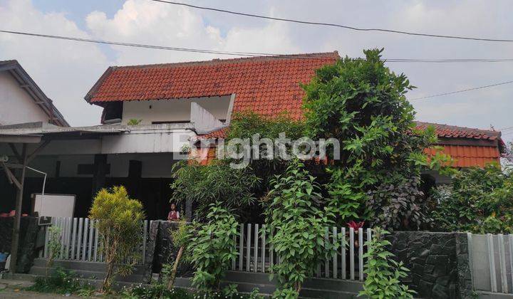 Rumah 2 lantai dgn halaman luas, cocok untuk rumah tinggal dan usaha 1