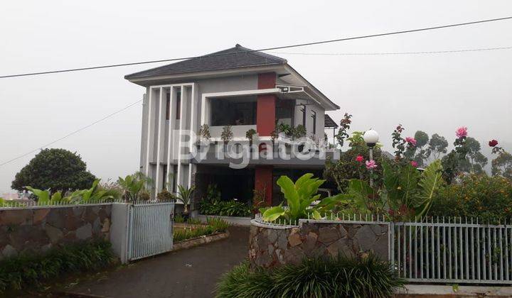 Villa 2 lantai dan paviliun di tengah kesejukan dan keindahan pemandangan Ciwidey, kabupaten Bandung 1