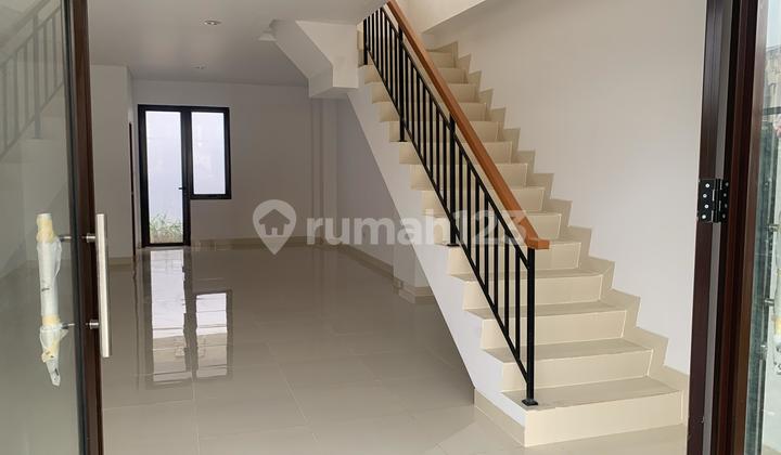 For Sale 3-Story Metland Shop House in Cipondoh, Tangerang 2