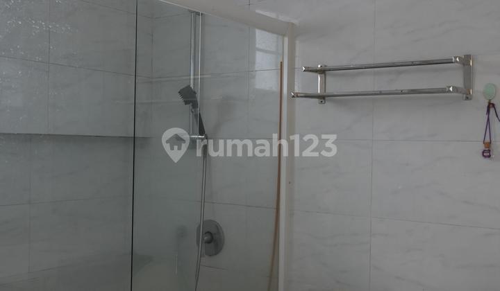 Di Jual Rumah di West Eropa Dua Lantai di Green Lake City 2