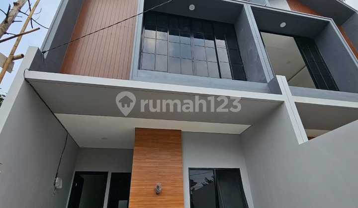 Di Jual Rumah Tiga Lantai Jl Penyelesain Tomang 11 Kembangan Selatan Jakbar Dki