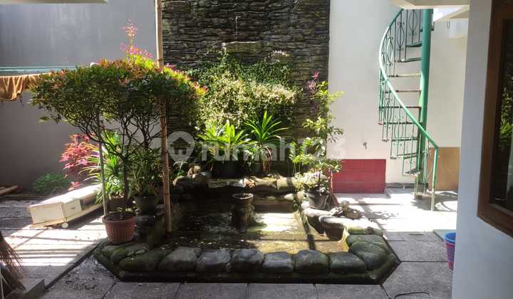 Disewakan Rumah 2 Lantai di Lingkungan Nyaman dan Asri di Batununggal Indah 2