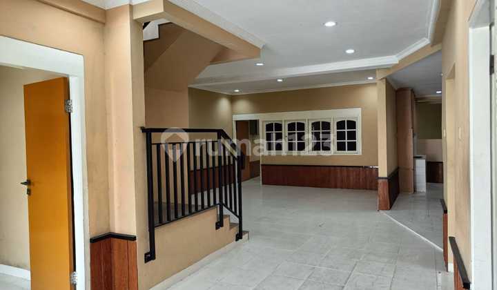 Wide House Suitable for Business. Office. Warehouse