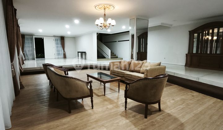 Hang Lekir. Rumah Luas dan Asri. Ada Kolam Renang