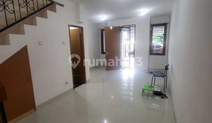Jual/Sewa Rumah 2 Lantai. Siap Huni Baru Renovasi. Jual/Sewa Rumah 2 Lantai. Siap Huni Baru Renovasi.