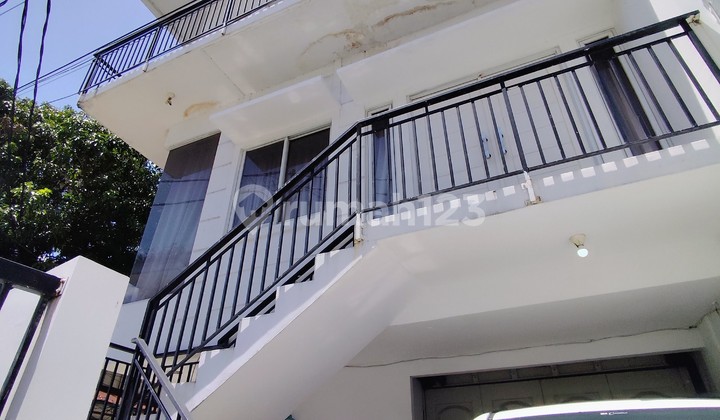 Rumah Modern Minimalis. Hook 3 Lantai. Hadap Timur