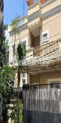 Disewakan Rumah Luas Nyaman. 2 Lantai. Semi Furnish.