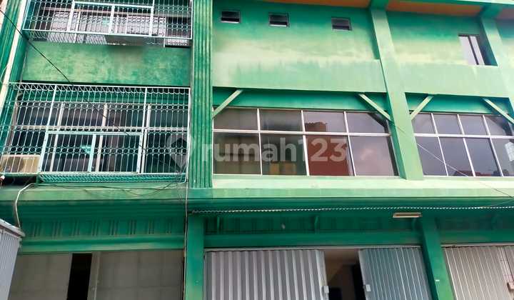 4+1 Connected Shophouse. Strategic Location. Spacious Parking Area.