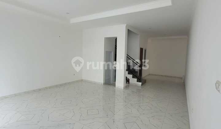 Bangunan Baru. Kelapa Gading.. Rumah 3.5 Lantai. Uk9x17.  2
