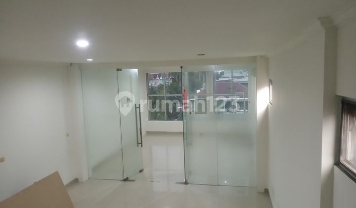 Duri Kepa. Ruko 4 Lantai. Baru Renovasi. Rapi Bagus.