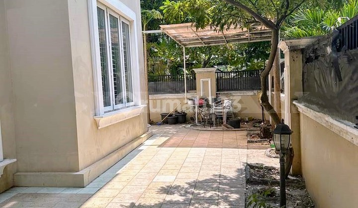 Disewakan Rumah Luas Nyaman. 2 Lantai. Semi Furnish. 2