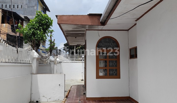 1½ Story House. 5+1 Bedrooms. Near St. Caroline School.