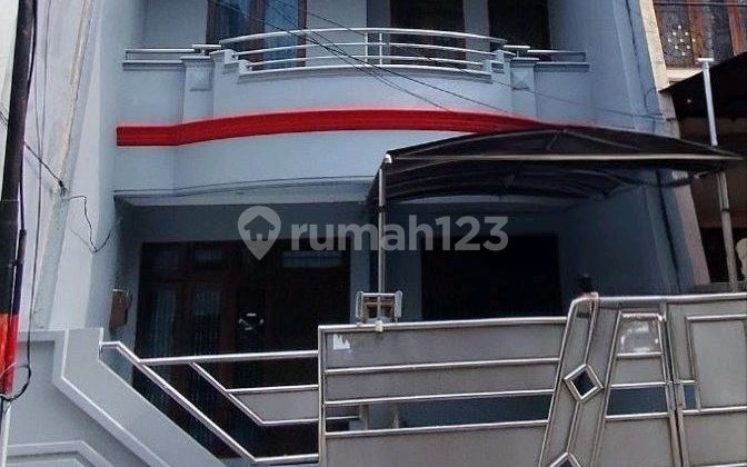 Minimalist 2-Story House. 4 Bedrooms. Minimalist 2-Story House. 4 Bedrooms.