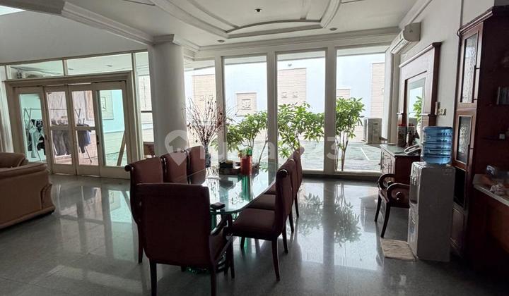 Rare Find. Luxurious House in Sunter. Main Road.. Suitable for Business. 2