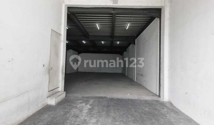 Warehouse Ready for Use. Cargo Lift Available.
