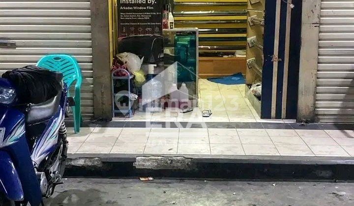 "For Sale: Quick Sale Kiosk in MGK Kemayoran, Suitable for Accessories Shop, Audio, or Small Workshop." 2