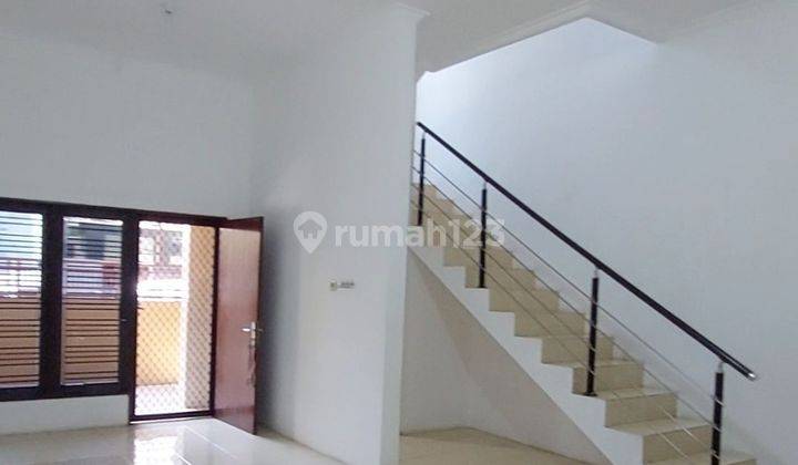 Rumah 2 Lantai, Balkon Luas  Lebak Indah Regency