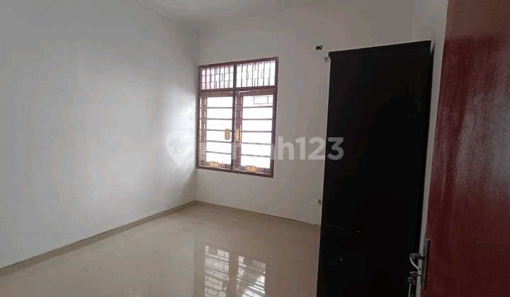 House, 1 Floor, SHM, Near Health Facilities & University 2