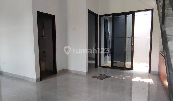 ruang keluarga rumah 2 lantai dalam komplek