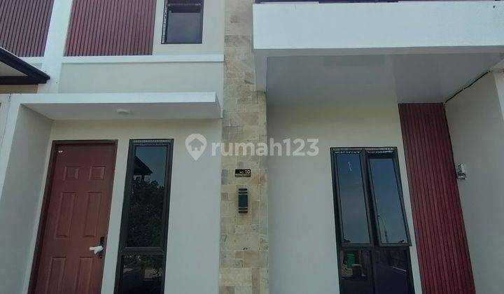 tampak depan rumah 2 lantai dalam komplek