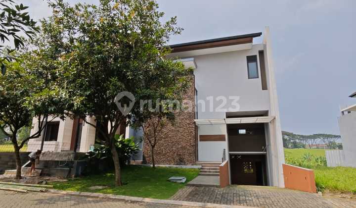 Rumah Modern Minimalis di Kumalasinta Kota Baru Parahyangan