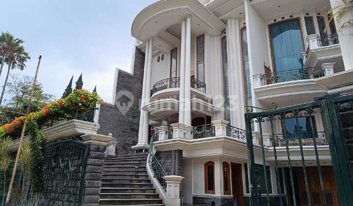 Rumah Besar Mewah di Komplek Setra Duta Hegarmanah Bandung