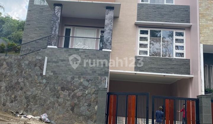 Rumah Besar Nyaman Asri Terawat di Dago Bandung Rumah Besar Nyaman Asri Terawat di Dago Bandung