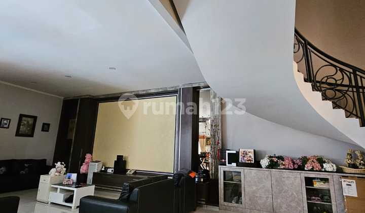 Rumah Lux Cantik Dengan Kolam Renang di Singgana Bandung  2