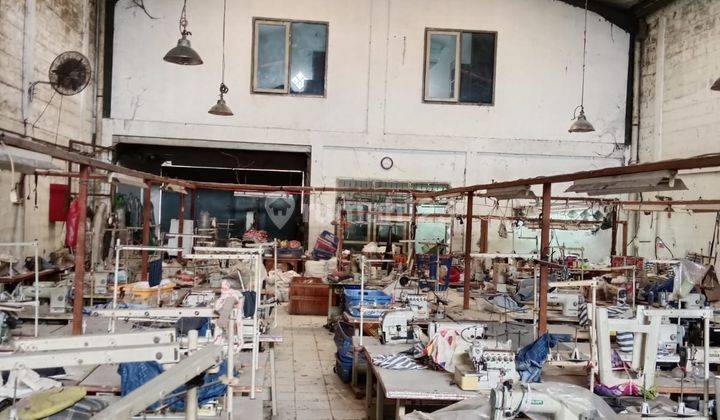 Gudang Strategis Jalan Utama di Kav Industri Holis 1